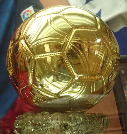 La récompense qui fait rêver les footballeurs du monde entier. (Source: Wikipédia)